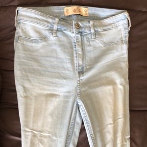 HIGH WASTED LIGHT BLUE SKINNY HOLLISTER JEANS